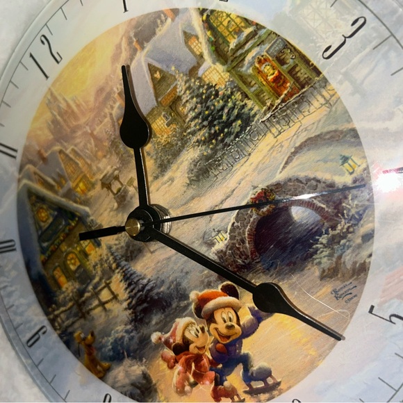 Thomas Kinkade 2016 Disney Mickey & Minnie Sweetheart Holiday Glass Wall Clock - Picture 4 of 5